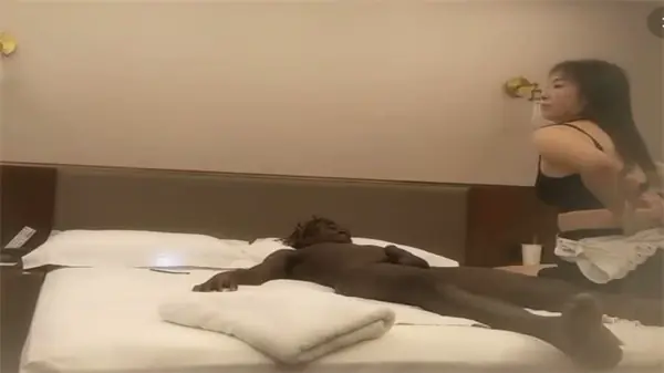熟女人妻被老黑高价包夜!马尾骚穴狂干内射