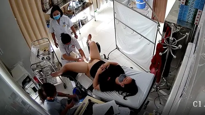 医院偷拍人流妹：护士夹子狂捅，主任医师揉奶二指禅爆操
