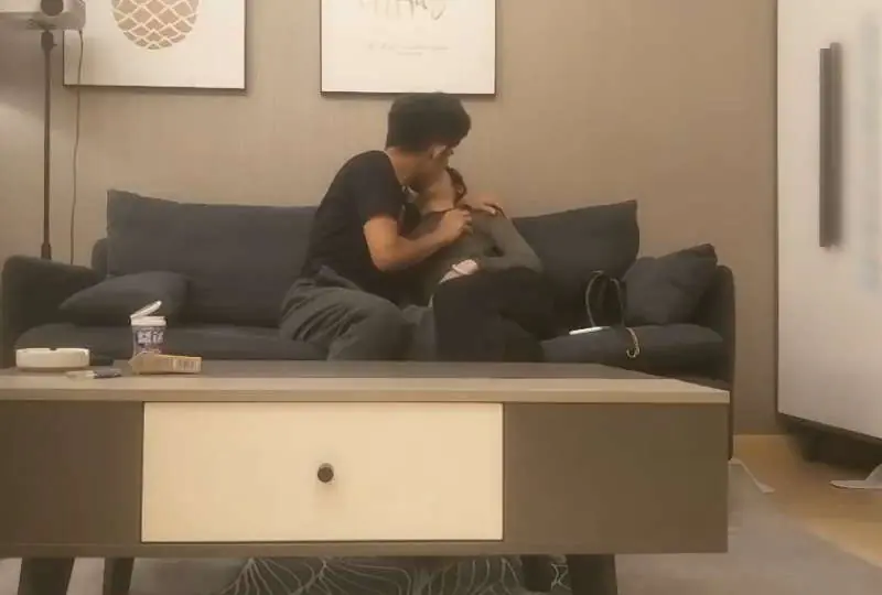亲一下都心不甘情不愿的,那还出来跟人啪