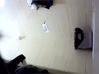 [独家] 银行女职员厕拍偷窥 经理厕所自慰意外曝光