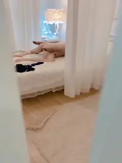 偷拍好友狂插爆裂丝袜骚女,淫荡呻吟不断。