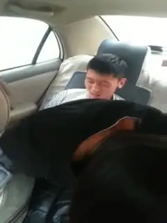 小情侣后座啪啪啪！妹子说你别照了