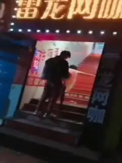小情侣开房晚了没房间了，忍不住在宾馆门口开艹