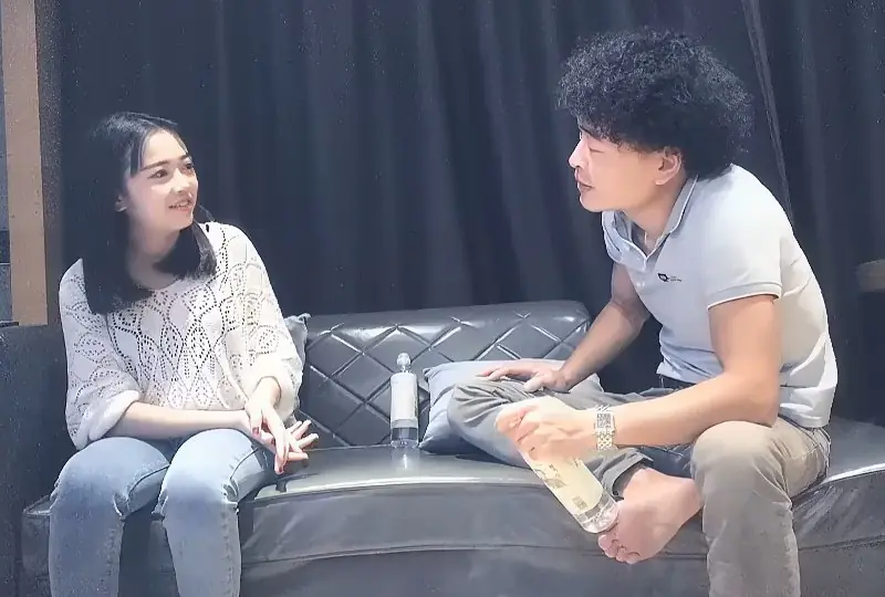 肉肉身材甜美妹子聊聊天抬腿侧入猛操
